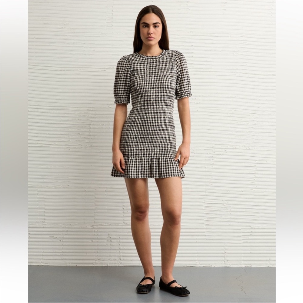 NWT American Eagle black & White smocked Short Sleeve Mini Dress